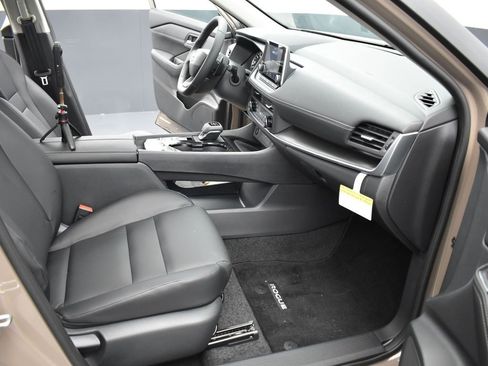 Certified 2025 Nissan Rogue SV w/ SV Premium Package image 15