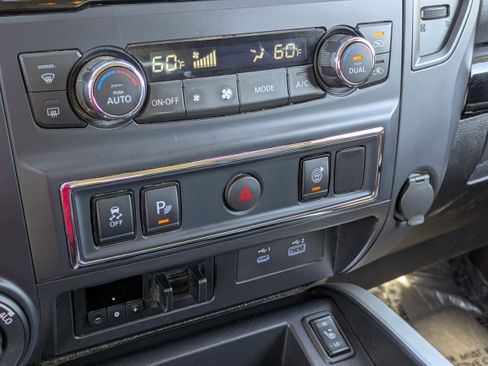 Used 2022 Nissan Titan SV w/ SV Convenience Package image 23