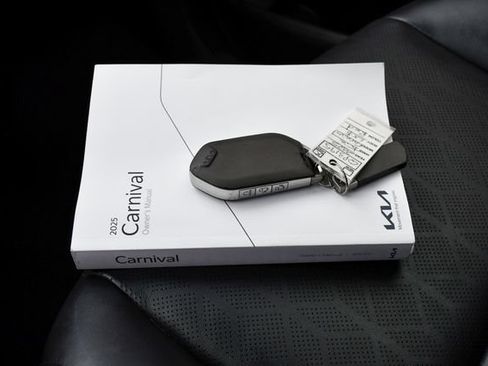 Used 2025 Kia Carnival FWD image 39