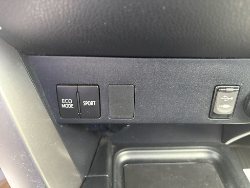Used 2018 Toyota RAV4 LE w/ Carpet Mat Package AWD/4WD image 30