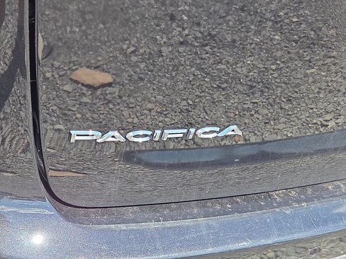 Used 2023 Chrysler Pacifica Touring-L AWD/4WD image 4