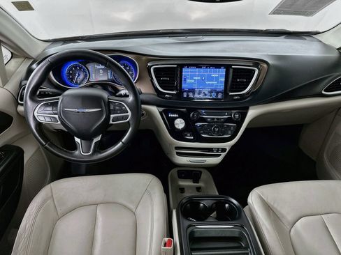 Used 2017 Chrysler Pacifica Touring-L FWD image 22