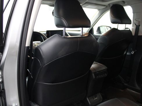 Used 2021 Toyota Highlander XLE image 20