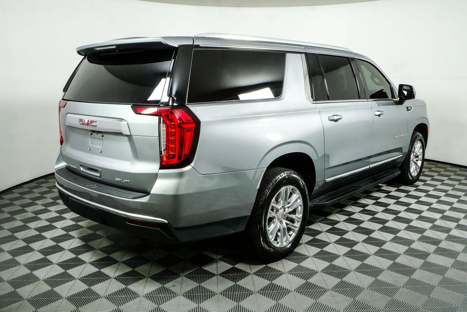 Used 2023 GMC Yukon XL SLT w/ SLT Luxury Package RWD image 24