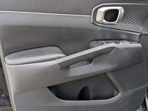 Used 2023 Kia Sorento LX image 12