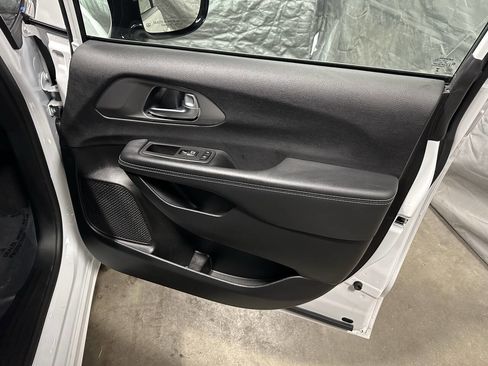 Used 2025 Chrysler Pacifica Select image 15