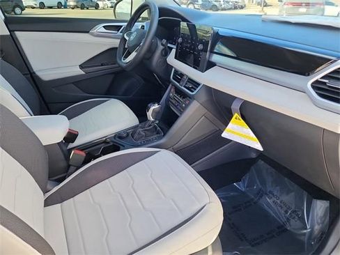 New 2026 Volkswagen Taos SE image 16