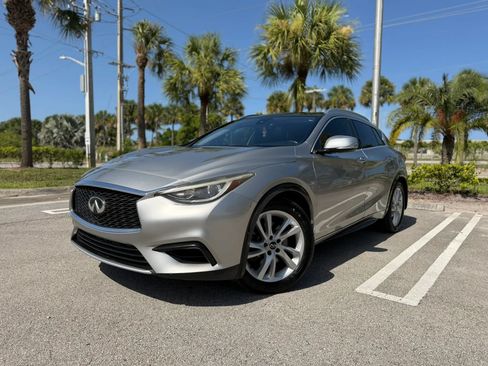 Used 2018 INFINITI QX30 FWD image 2