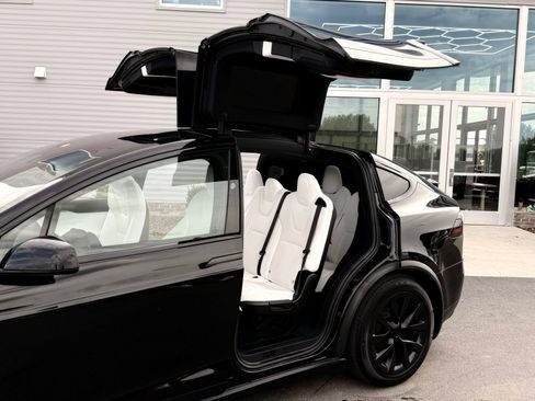 Used 2023 Tesla Model X AWD/4WD image 5