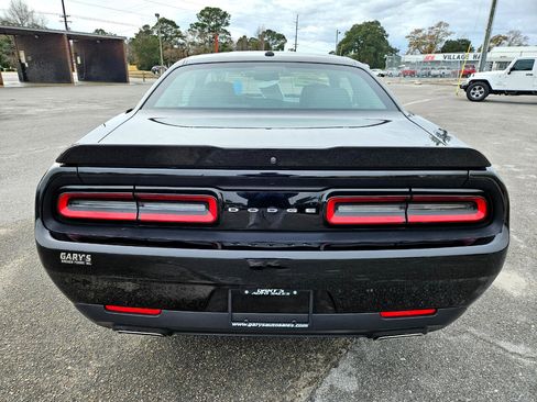 Used 2019 Dodge Challenger SXT image 5