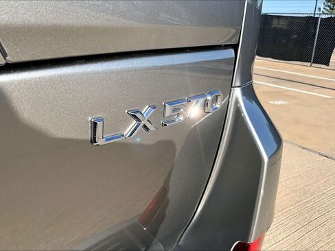 Used 2020 Lexus LX 570 4WD w/ Luxury Package image 9