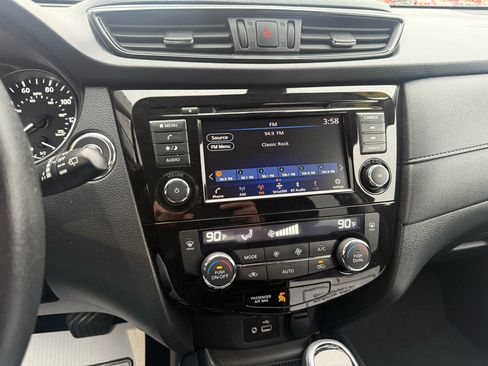 Used 2020 Nissan Rogue SV image 21