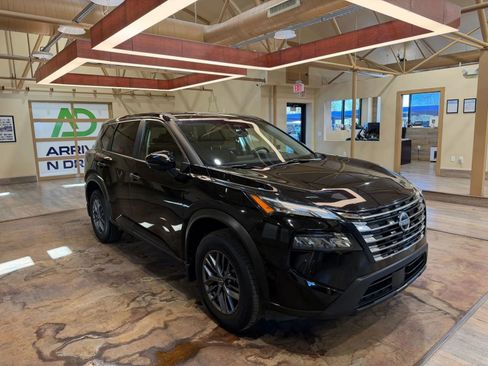 Used 2025 Nissan Rogue S image 2