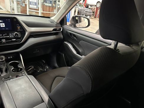 Used 2024 Toyota Highlander LE AWD/4WD image 13