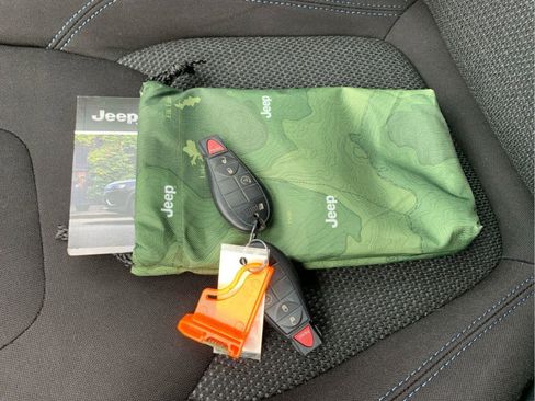 Used 2020 Jeep Cherokee Latitude w/ Cold Weather Group image 4