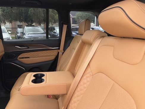 Used 2022 Jeep Grand Cherokee Summit w/ Luxury Tech Group V image 4