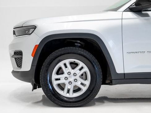 Used 2024 Jeep Grand Cherokee Laredo AWD/4WD image 32