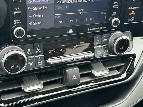 Used 2022 Toyota Highlander XSE image 25