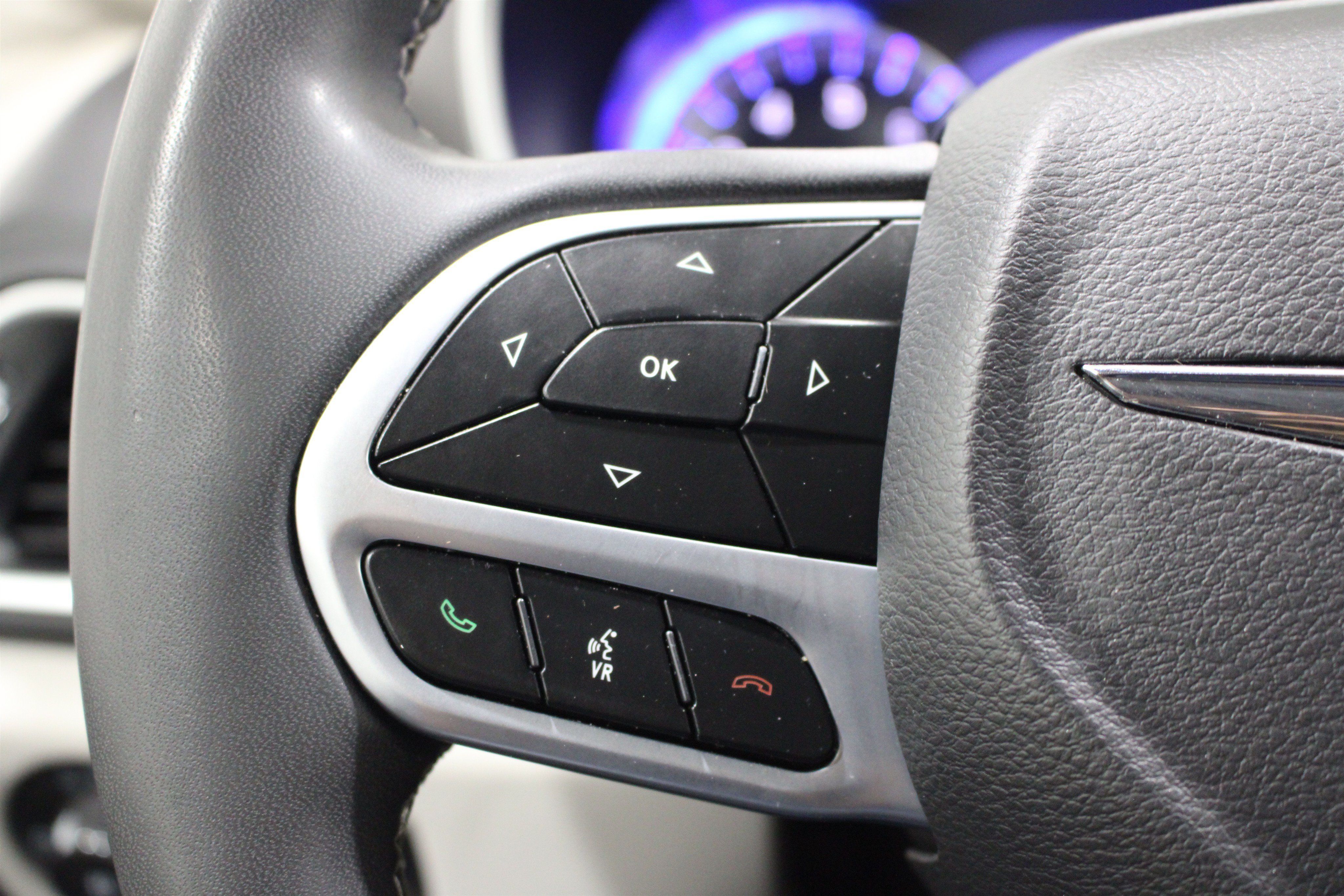 Used 2023 Chrysler Pacifica Touring-L FWD image 12