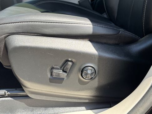 Used 2024 Chrysler Pacifica Touring-L FWD image 27