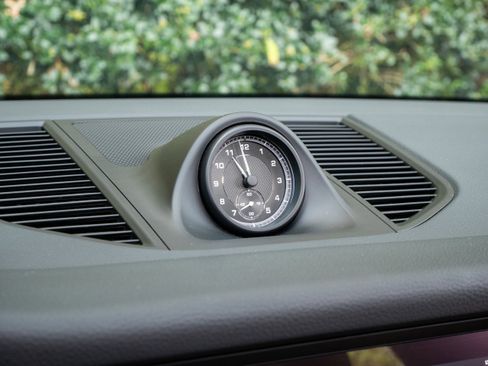 Used 2025 Porsche Macan image 23