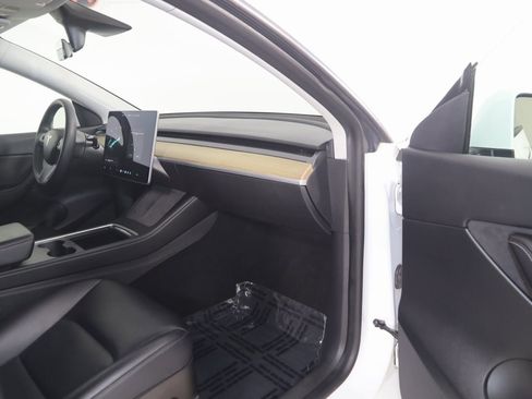 Used 2021 Tesla Model Y Long Range image 41
