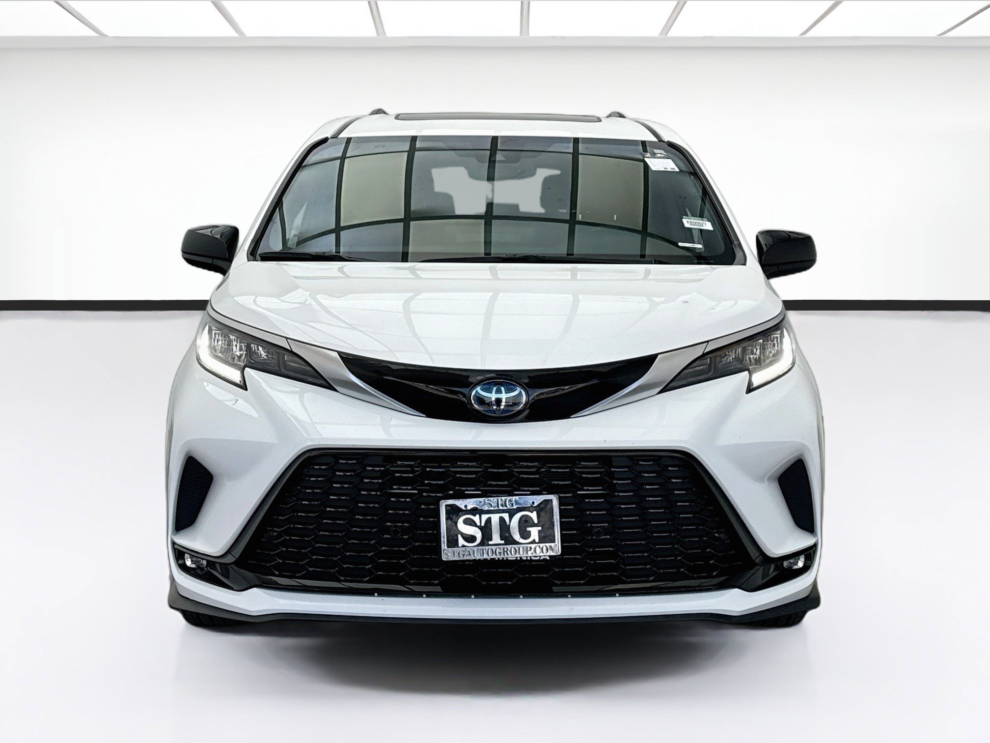 Used 2022 Toyota Sienna XSE w/ XSE Plus Package FWD image 2