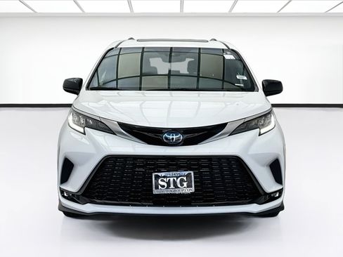 Used 2022 Toyota Sienna XSE w/ XSE Plus Package FWD image 2