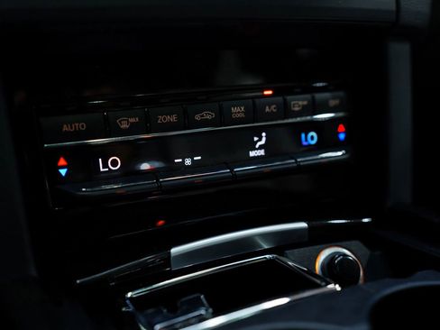 Used 2010 Mercedes-Benz E 550 4MATIC Sedan image 39