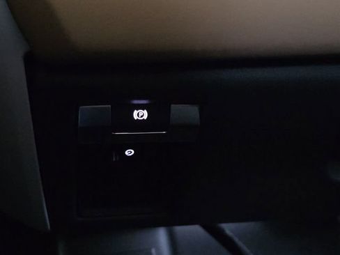 Used 2025 Land Rover Defender 110 X-Dynamic SE image 24