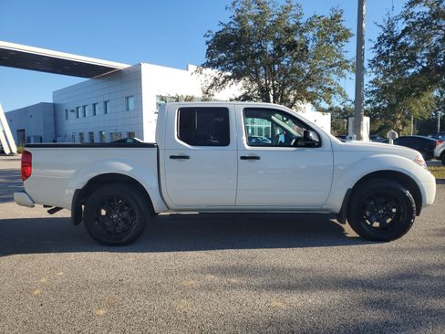 Certified 2020 Nissan Frontier SV w/ Midnight Edition Floor Mats image 4