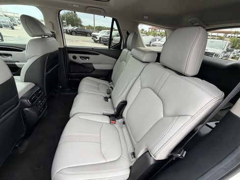 Used 2025 Honda Pilot Touring image 13