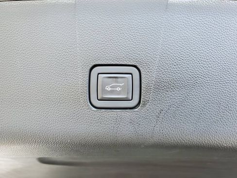 Certified 2023 Chevrolet Traverse LT FWD image 11