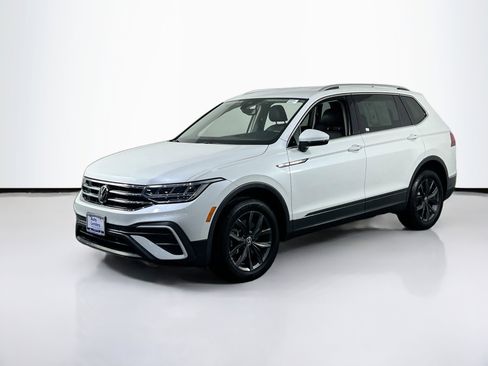 Used 2023 Volkswagen Tiguan SE image 1