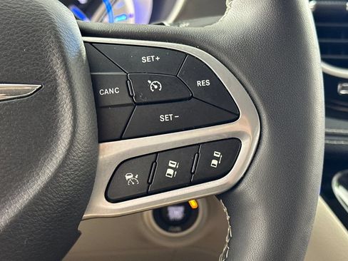 Used 2023 Chrysler Pacifica Touring-L FWD image 29