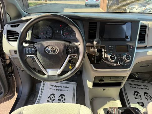 Used 2017 Toyota Sienna LE FWD image 16