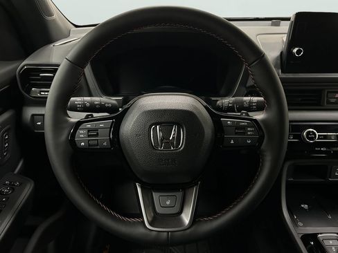 Used 2025 Honda Pilot TrailSport image 12