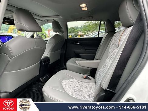 Used 2023 Toyota Highlander Bronze Edition AWD/4WD image 18
