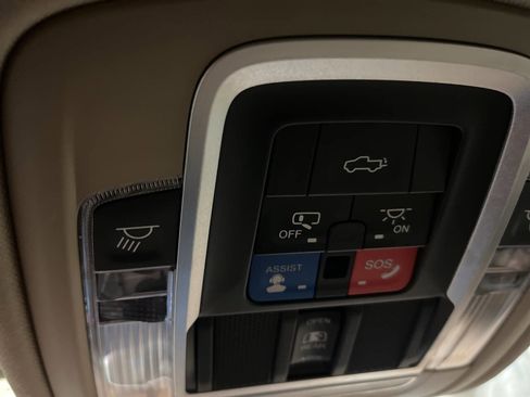Used 2019 RAM 1500 Laramie AWD/4WD image 25