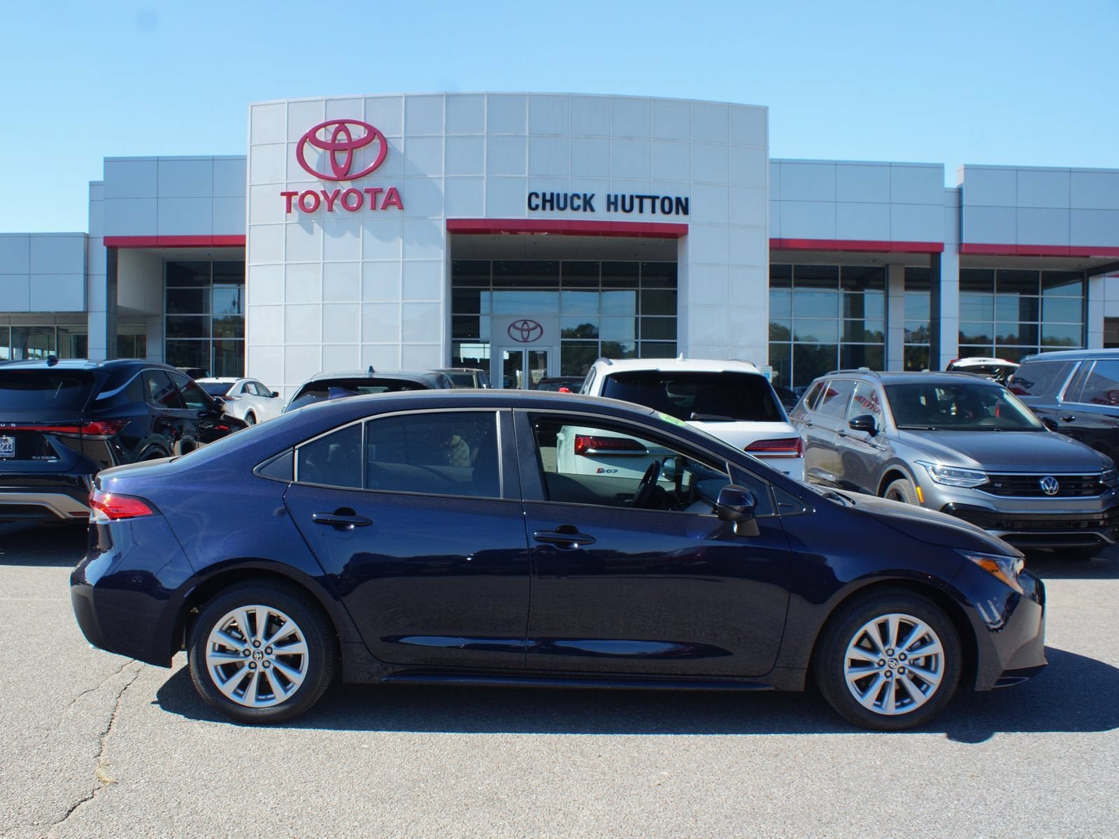 Used 2027 Toyota Corolla LE FWD image 1