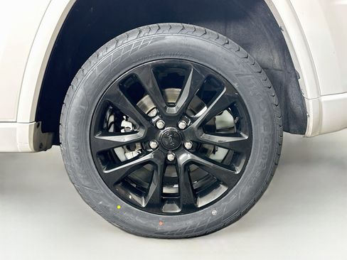 Used 2022 Jeep Grand Cherokee Laredo X RWD image 11