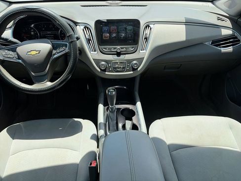 Used 2017 Chevrolet Malibu LT FWD image 9