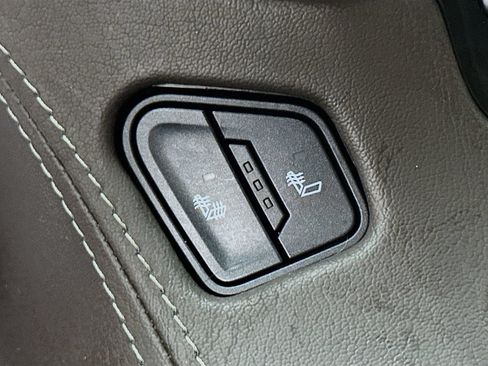 Used 2019 Chevrolet Tahoe LT w/ Luxury Package AWD/4WD image 19