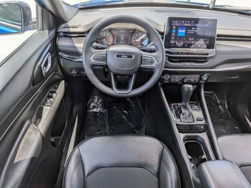 Used 2025 Jeep Compass Latitude w/ Convenience Group AWD/4WD image 16