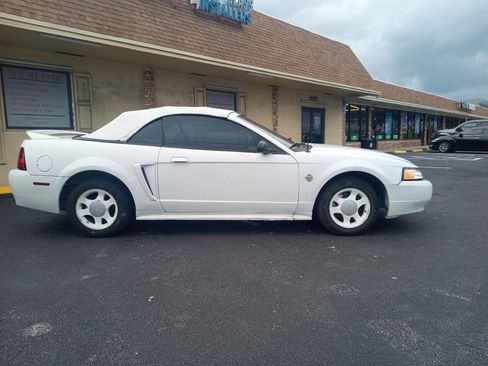 Used 1999 Ford Mustang Convertible RWD image 2