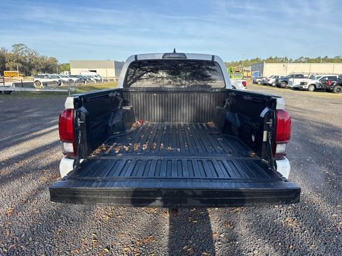 Used 2018 Toyota Tacoma TRD Sport image 14
