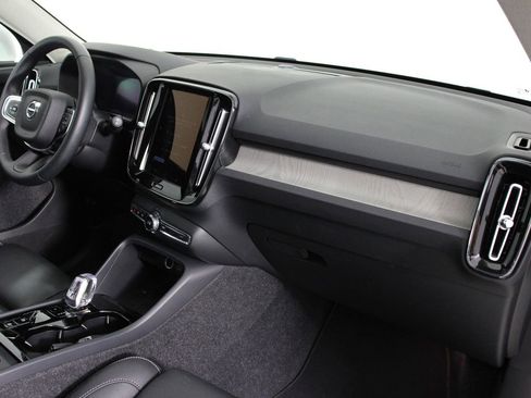 Certified 2025 Volvo XC40 B5 Plus image 22