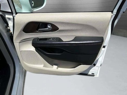 Used 2018 Chrysler Pacifica Touring Plus w/ Tire & Wheel Group image 16