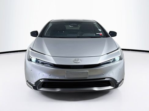 Used 2024 Toyota Prius XLE FWD image 3
