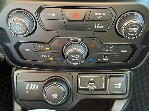 Used 2022 Jeep Renegade Latitude AWD/4WD image 30